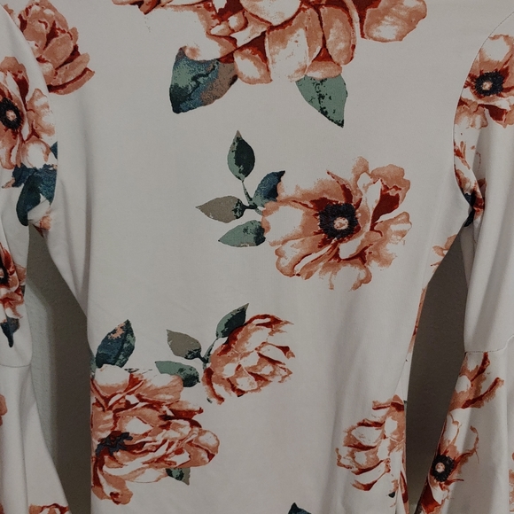 Floral, mock wrap top w/ flared sleeves! - Picture 3 of 3
